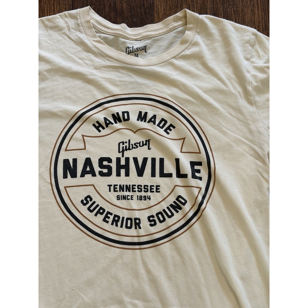 Men's Gibson T-Shirt Beige Spell-Out Logo M Music Rock Guitar Historic Nashville